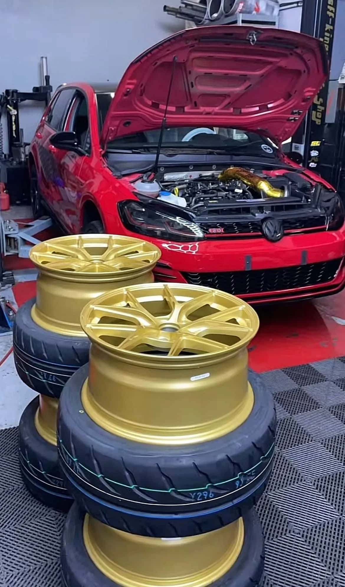 Jantes allégées chaussées en semi-slicks Trofeo R