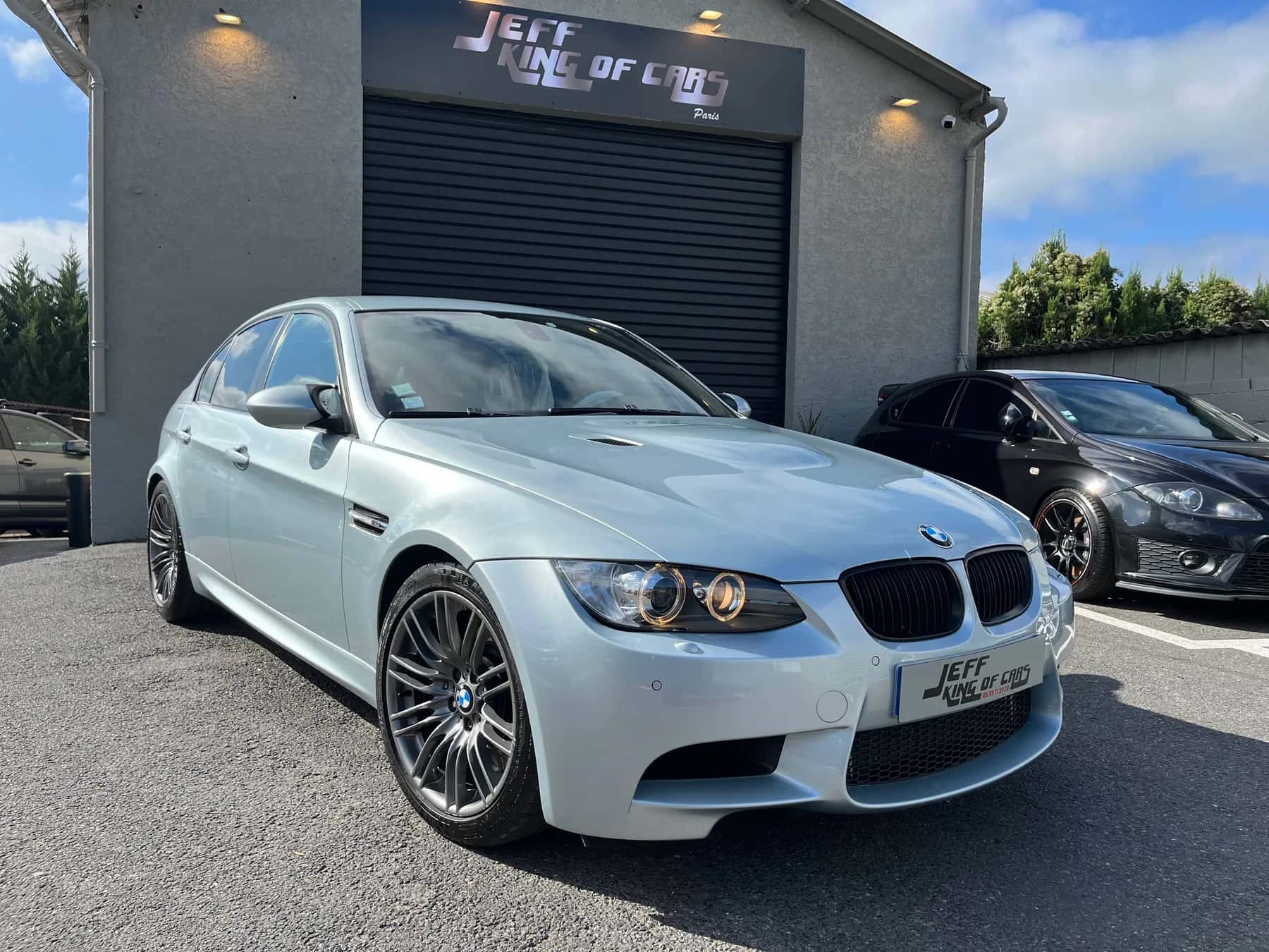BMW M3 E90 berline devant l'atelier Jeff King of Cars