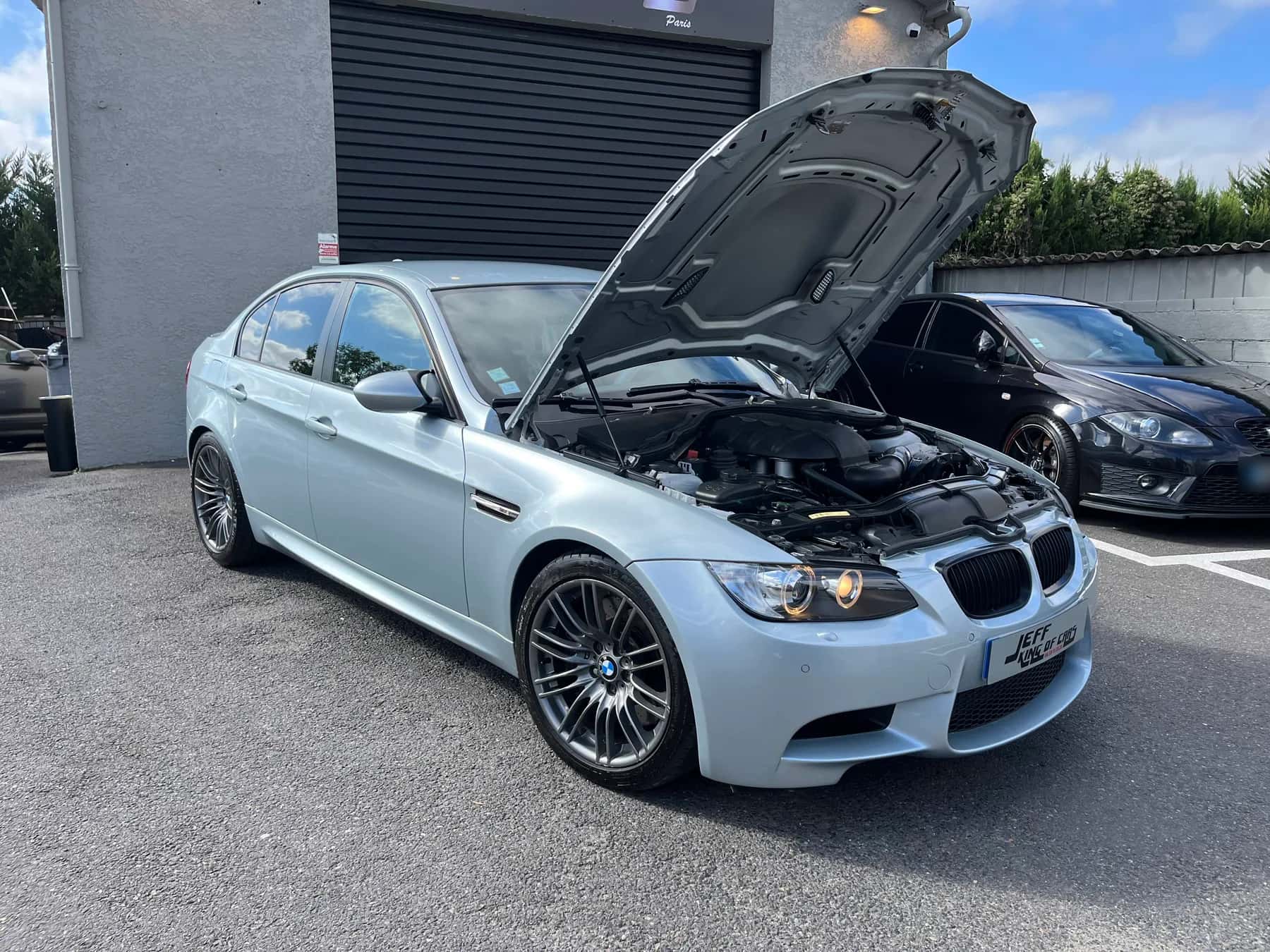 Capot ouvert devant l'atelier - V8 S65 sous compresseur