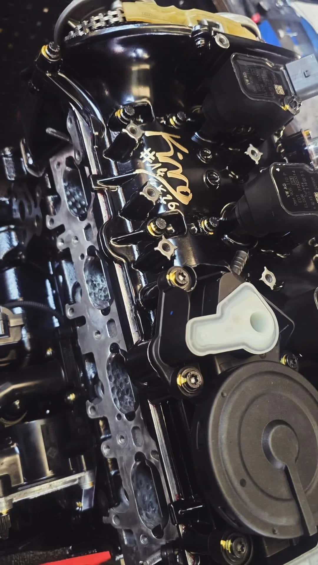 Détail d'un bloc moteur EA888 préparé à l'atelier
