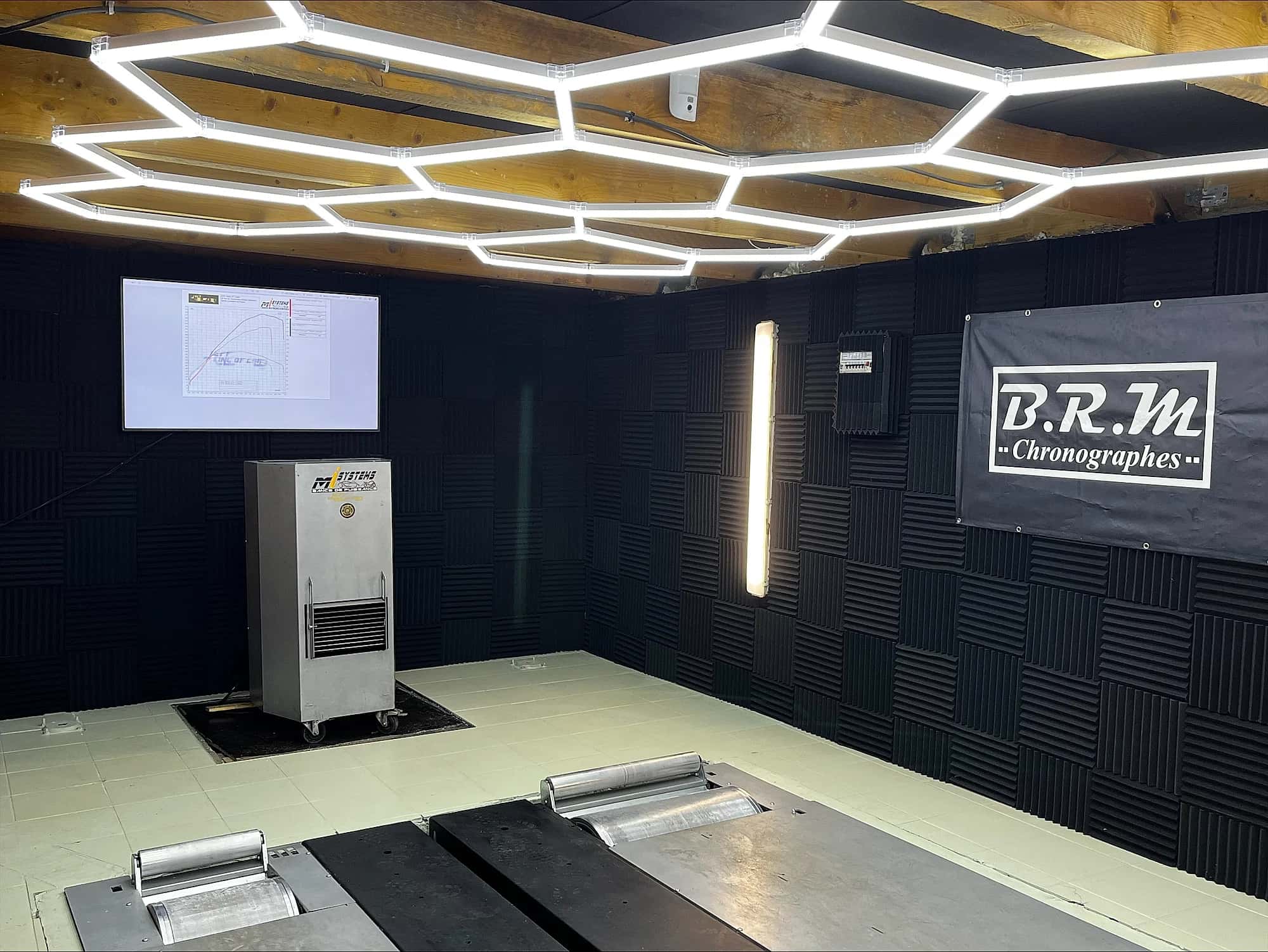Salle du banc de puissance de l'atelier et ses écrans de mesure