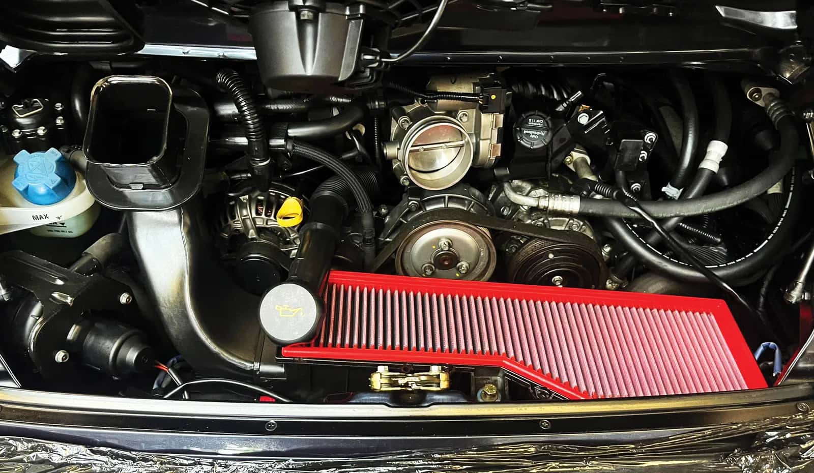 Moteur de Porsche 911 Carrera en entretien à l'atelier