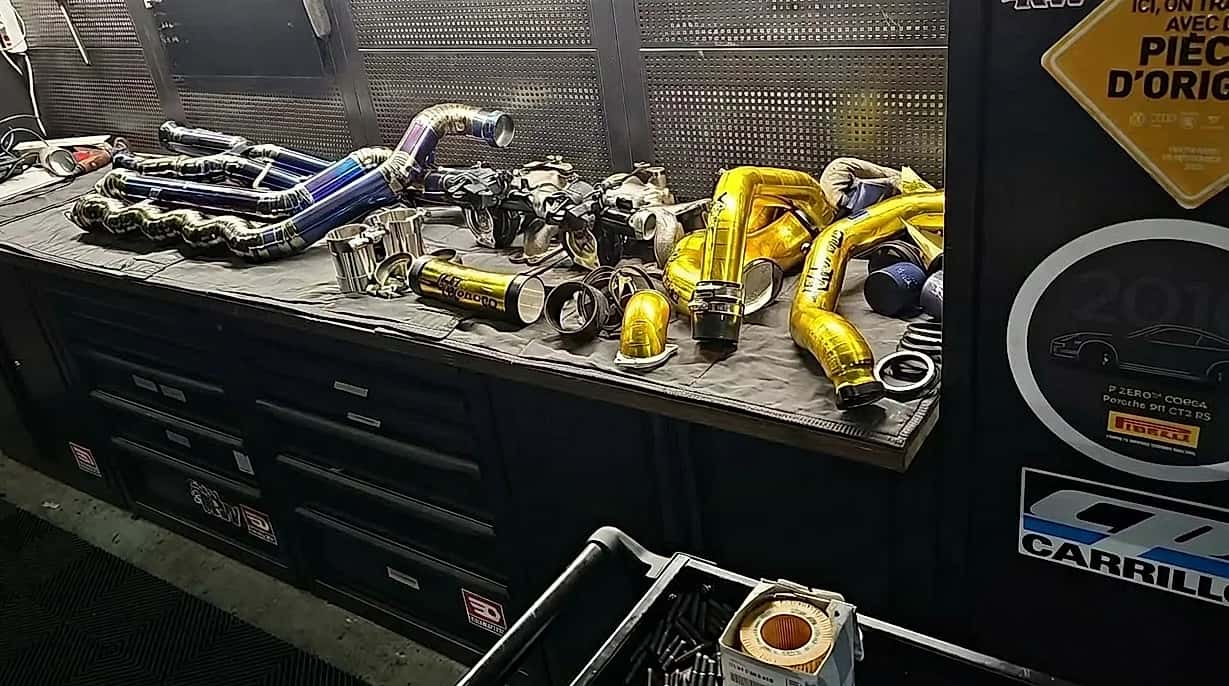 Pièces moteur d'une BMW M2 disposées sur l'établi