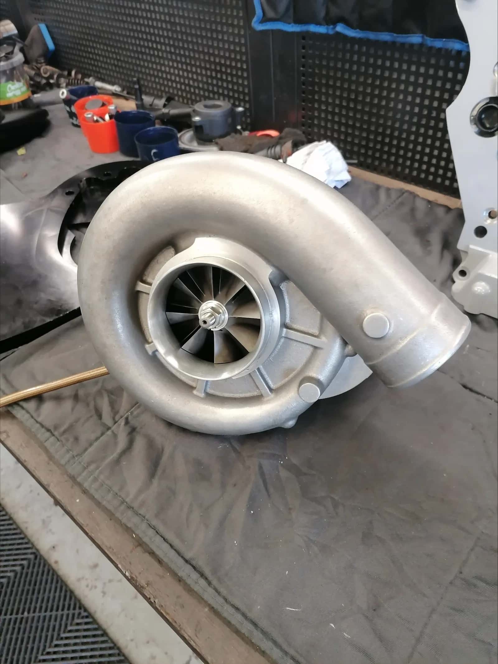 Turbocompresseur sur l'établi de l'atelier