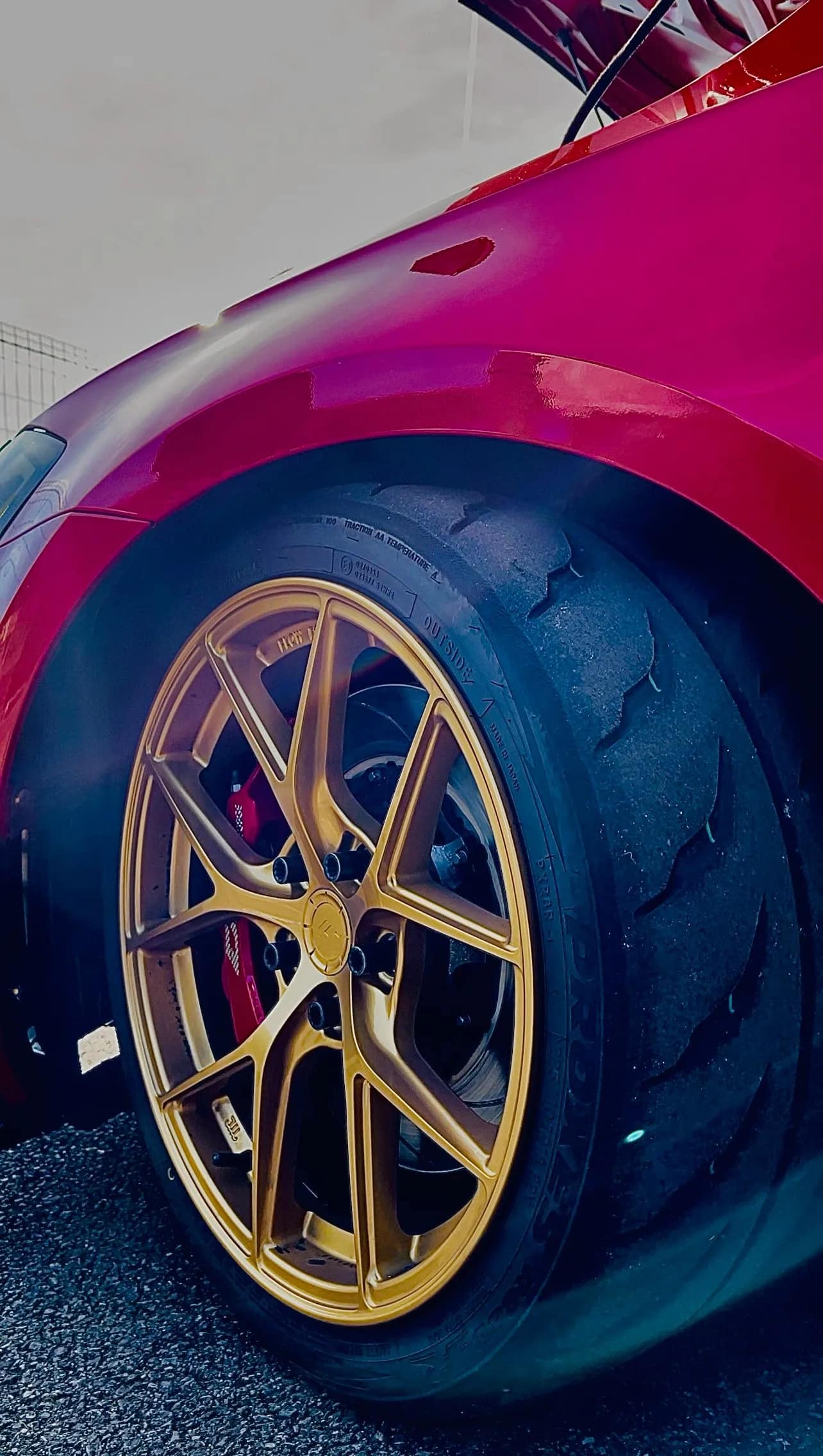 Pneu semi-slick sur jante de la Golf 7 GTI TCR préparée par Jeff King of Cars