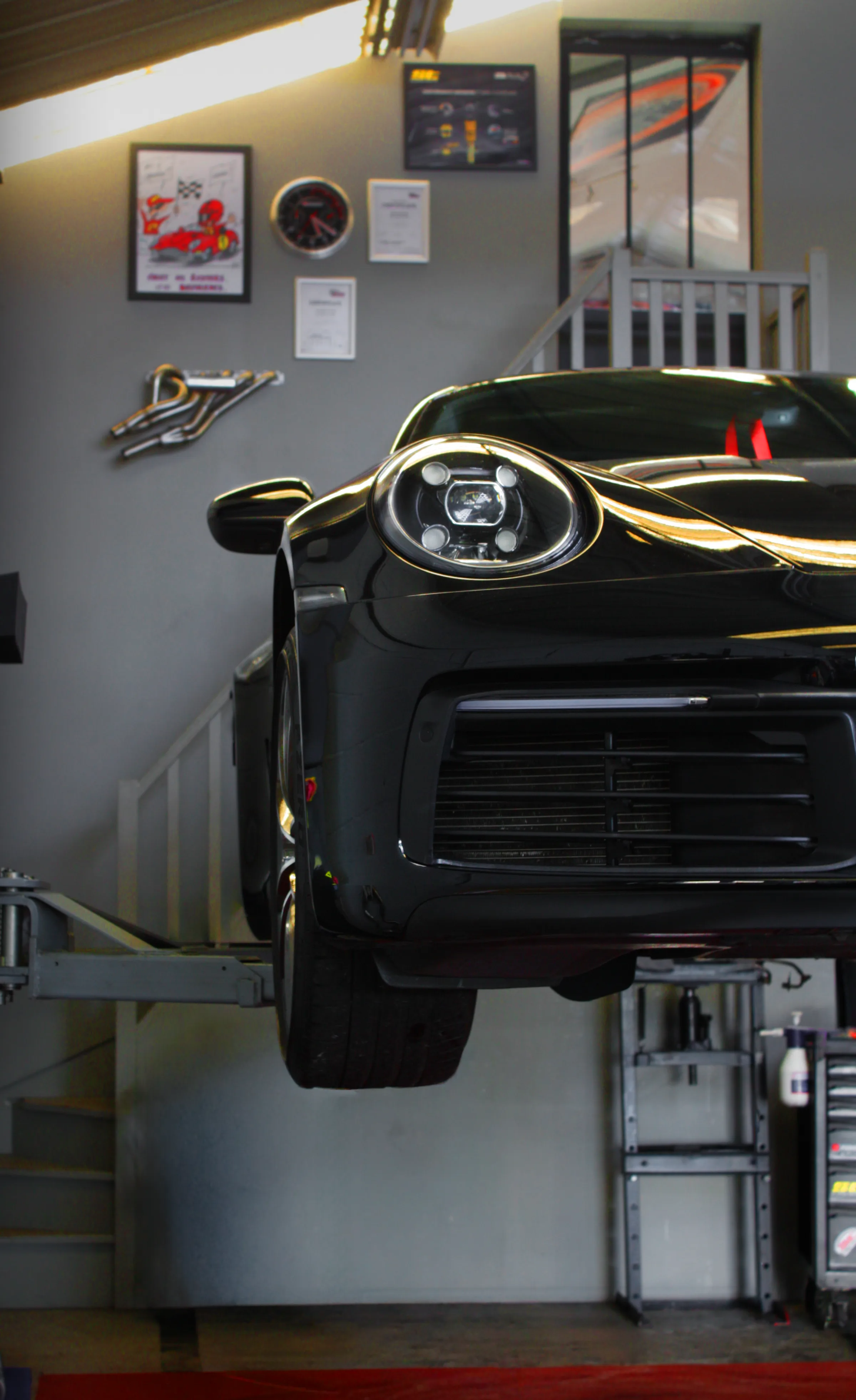 Porsche 911 sur le pont de l'atelier Jeff King of Cars