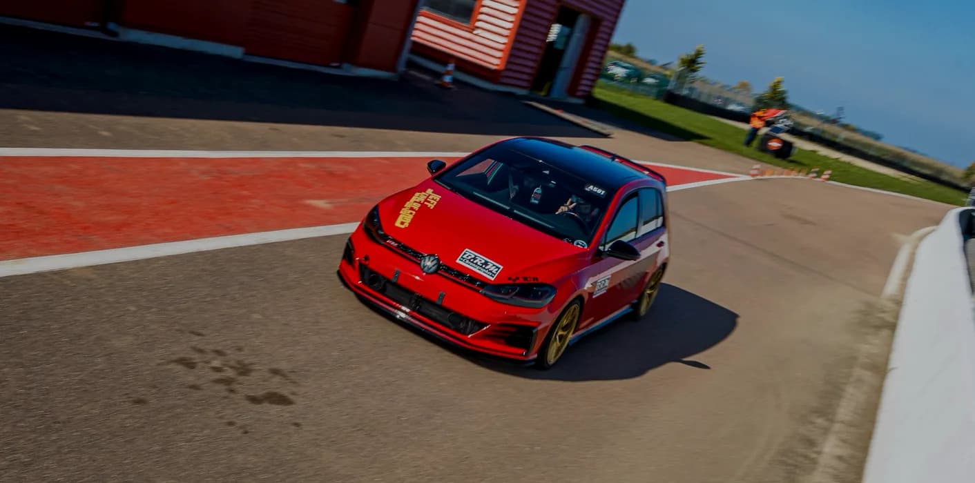 Golf TCR Jeff King of Cars en action sur circuit