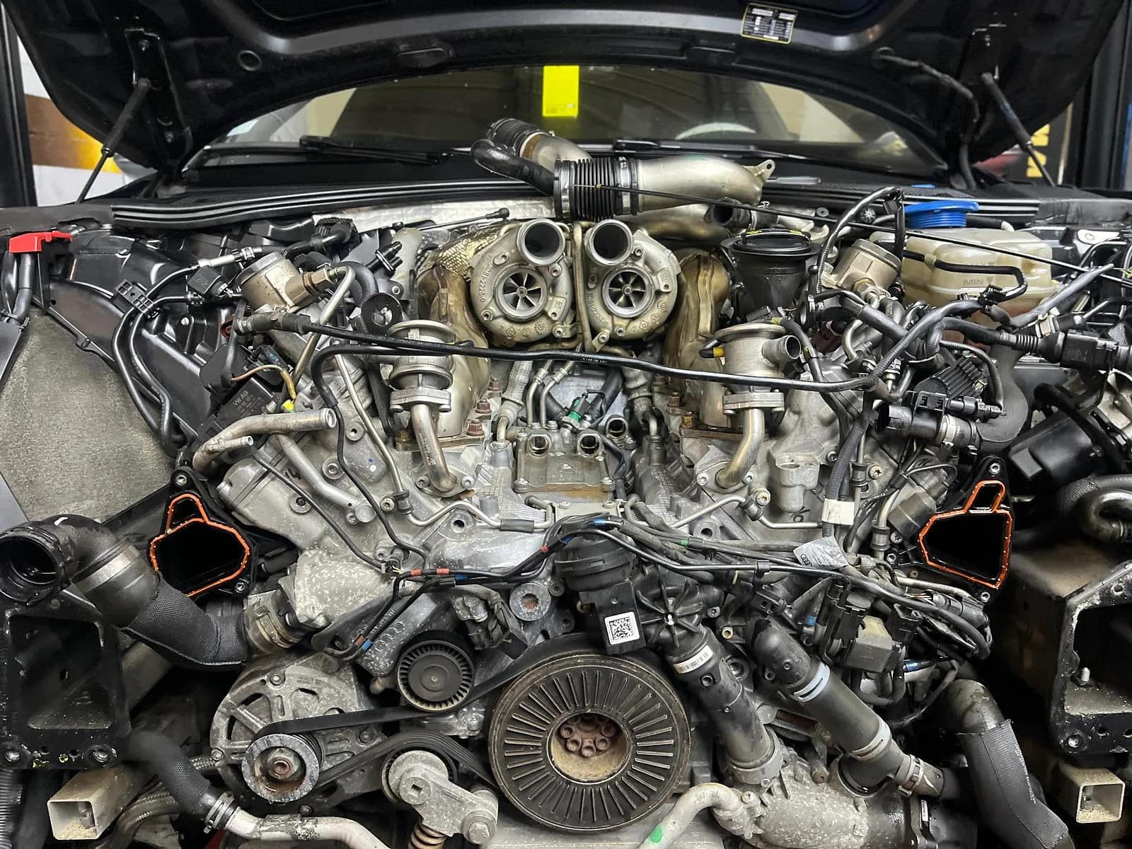 Compartiment moteur V8 biturbo ouvert à l'atelier - inspection mécanique Jeff King of Cars